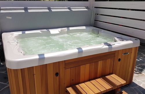 Naxos Town House | WONDERFUL 3 BED 2 BATH BUNGALOW WITH HOT TUB, CLOSE TO THE CITY AND THE BEACH