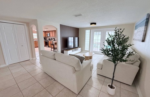 Regency Park House | Wonderful 3-bedroom house with Pool in Port Richey