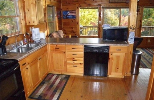 Lake Lure Cabin | WONDERFUL MOUNTAIN VIEWS~PETS WELCOME~ CLOSE TO EVERYTHING, YET VERY PRIVATE.
