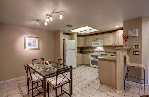 North Mountain Condo | Wonderful Pointe Resort Condo at Tapatio Cliffs with 3 Pools, Pickleball Court!