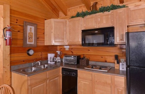 Pigeon Forge Apartment | Wonderful Studio Cabin - Close To The River and Town. Perfect For Couples !