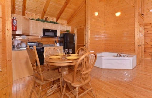 Pigeon Forge Apartment | Wonderful Studio Cabin - Close To The River and Town. Perfect For Couples !