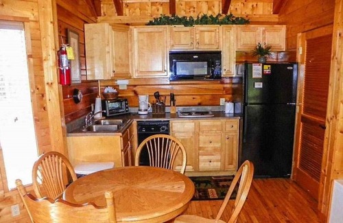 Pigeon Forge Apartment | Wonderful Studio Cabin - Close To The River and Town. Perfect For Couples !