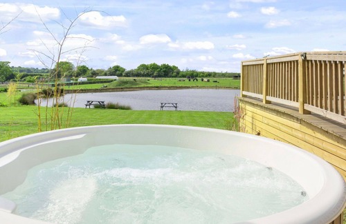 Hertford House | Wonderful villa for 6 guests with hot tub, TV, terrace and pets allowed