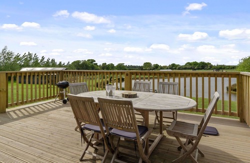 Hertford House | Wonderful villa for 6 guests with hot tub, TV, terrace and pets allowed