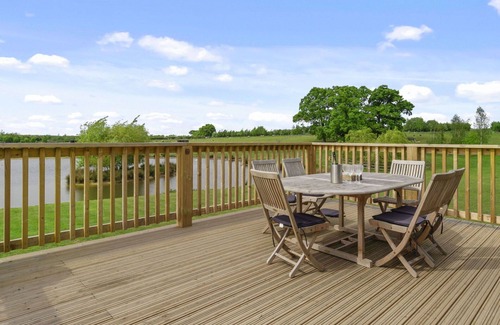 Hertford House | Wonderful villa for 6 guests with hot tub, TV, terrace and pets allowed
