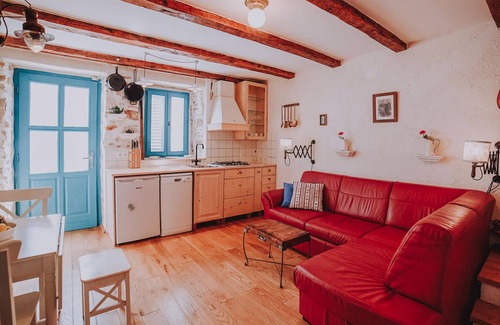 Preko House | Wonderfully renovated vacation house on Ugljan, opposite Zadar.