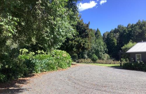 Waikino Apartment | Wood Pigeon Cottage Pet Friendly Free Breakfast Hauraki Rail Trail 2kms