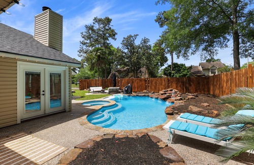 Kingwood House | Woodbridge Bungalow - Near IAH 4BD 2BTH Spa