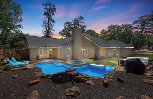 Kingwood House | Woodbridge Bungalow - Near IAH 4BD 2BTH Spa