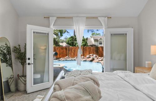 Kingwood House | Woodbridge Bungalow - Private Villa Near IAH - Pool