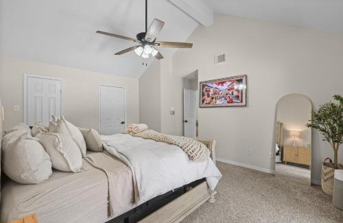 Kingwood House | Woodbridge Bungalow - Private Villa Near IAH - Pool