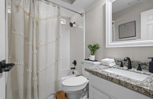 Kingwood House | Woodbridge Bungalow - Private Villa Near IAH - Pool