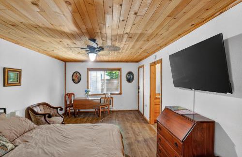 Cobb Hotel | Wooded Studio Near Clear Lake cabin