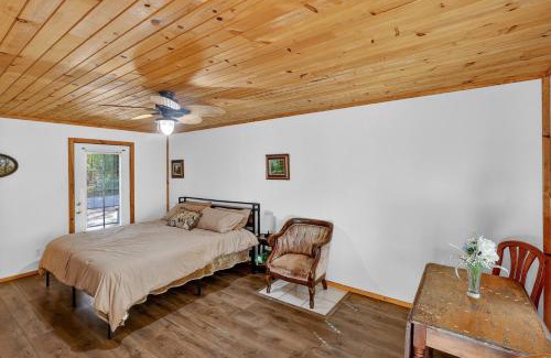 Cobb Hotel | Wooded Studio Near Clear Lake cabin