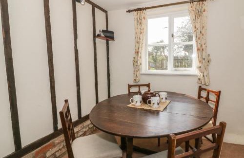 Hoxne House | Woodlands