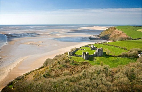 Llanybri Ski Chalet | Woodpecker Lodge