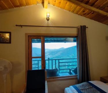 Mukteshwar Hotel | Woodpecker's nest by lake & woods