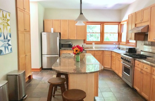 Harbert House | Woodsy oasis~5 min beach~family friendly~architect design~sauna~3600 sq ft