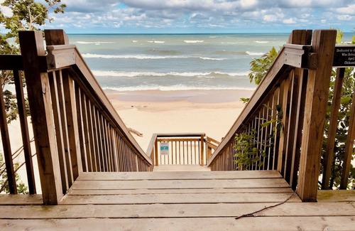 Harbert House | Woodsy oasis~5 min beach~family friendly~architect design~sauna~3600 sq ft