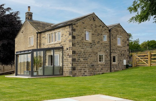 Honley House | WOODVIEW FARM, pet friendly, with open fire in Brockholes