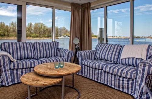 Earnewald House | Woonboot Sweltsje