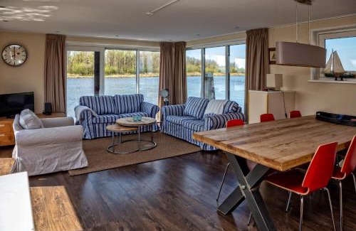Earnewald House | Woonboot Sweltsje