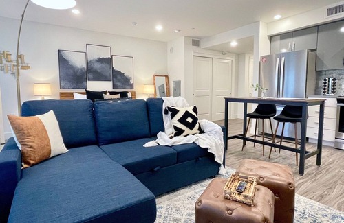 Walnut Creek Apartment | Work Here Secure Elevator Luxe Kitchen & Bath King Bed W/D Gig WiFi