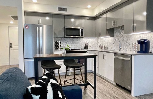 Walnut Creek Apartment | Work Here Secure Elevator Luxe Kitchen & Bath King Bed W/D Gig WiFi