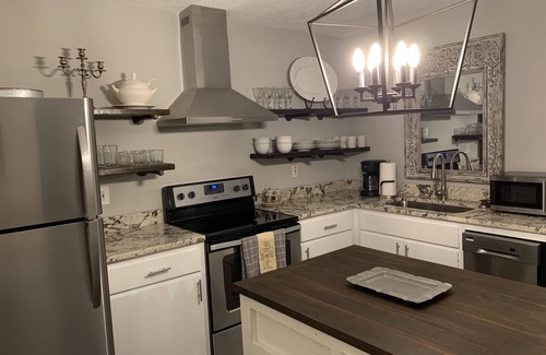 Carrollton Condo | Wow! 3BR Stylish Retreat Steps from UWG, Tanner & Southwire/Close to Atlanta