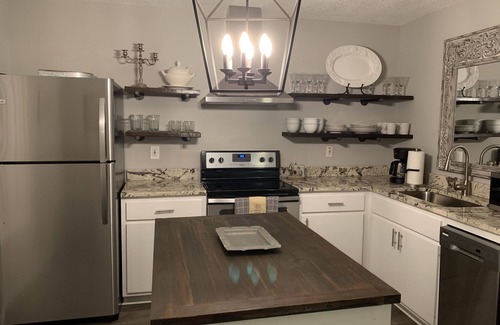 Carrollton Condo | Wow! 3BR Stylish Retreat Steps from UWG, Tanner & Southwire/Close to Atlanta