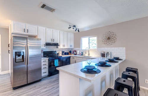 Richfield Villa | WoW! Amazing Villa 3 min from the strip large pool fully remodeled and sparkling