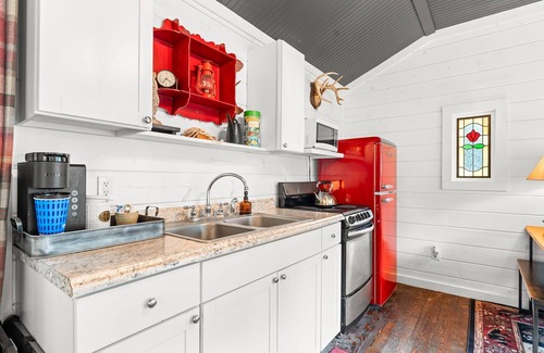 Blue Eye Cabin | Wow! Creekside Studio with Scenic Porch Views
