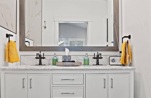 Depot Bench House | WOW! QUALITY ECLECTIC LUX HOME w/ Hot Tub, Gourmet Kitchen, + DOG Friendly! 5 min to BSU!