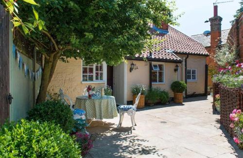 Wickham Market House | Wren Cottage, a very cosy historic Coastal Cottage in a pretty little village