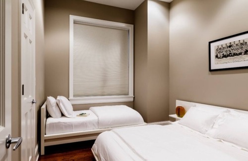 Lakeview Condo | Wrigley Field Grand Slam Suite 4 Bedrooms, 2 Bathrooms