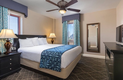 Faubourg Lafayette Resort | Wyndham Avenue Plaza on major parades route