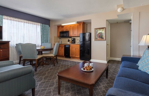 Faubourg Lafayette Resort | Wyndham Avenue Plaza on major parades route