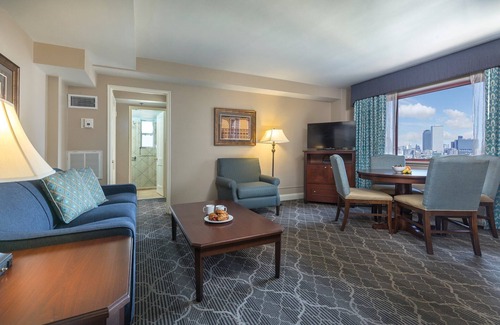 Faubourg Lafayette Resort | Wyndham Avenue Plaza on major parades route