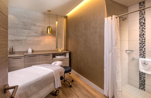 Clearwater Beach Resort | Wyndham Clearwater Oceanfront Presidential Condo, onsite Spa, across from Beach