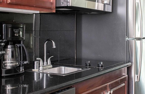 Gaslamp Quarter Resort | Wyndham Harbour Lights Studio Deluxe – A Chic Urban Retreat!