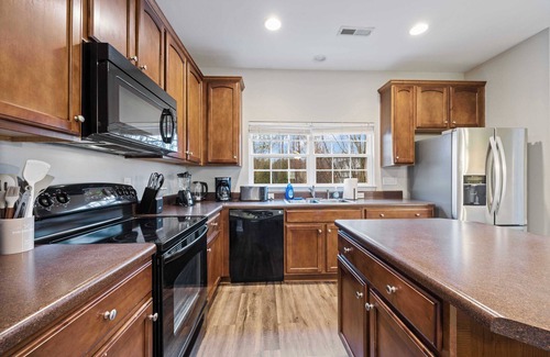 Durham House | Wynter Retreat: Lush Backyard｜Spacious 3B3B｜Garage Access｜Pet-Friendly #41970