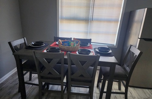 Hollandale House | X Marks the Spotn3 Bedrooms, 4 Beds, 1 bathroom House. Newly remodeled.