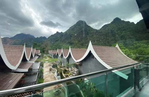Vang Vieng Villa | Xaymone Riverside Resort and Restaurant