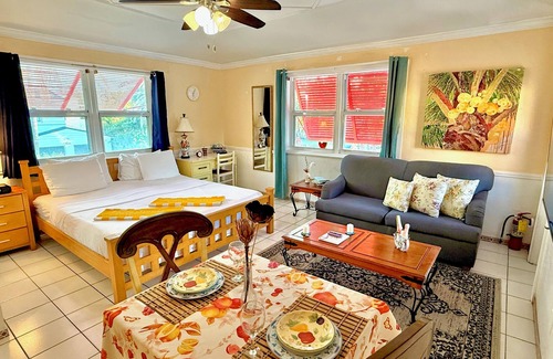 Hollywood Hotel | XL STUDIO Steps from the Sand. Prime Location with Beach chairs/hot tub/Bikes