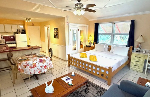 Hollywood Hotel | XL STUDIO Steps from the Sand. Prime Location with Beach chairs/hot tub/Bikes