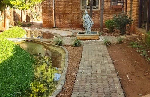 Pretoria House | XYZ GUEST HOUSE-Twin Bed Room