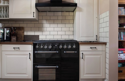 Rowen House | Y GORLAN, pet friendly, character holiday cottage in Conwy