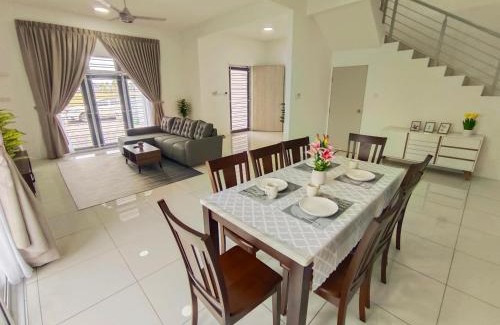 Bandar Mutiara House | Yarra Park, Up to 10 Pax, 5 Bedrooms, 4 Bathrooms, 2 Car Parks by Star Home