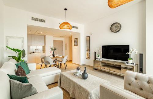 Abu Dhabi Apartment | Yas Oasis - Canal and Ferrari World Views - Water's Edge - Balcony - 5 min from Formula 1, Yas Mall, SeaWorld, Warner Bros, Ferrari World